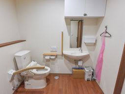 バリアフリー設計のトイレ