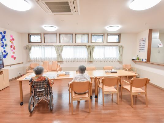 広々とした明るい食堂