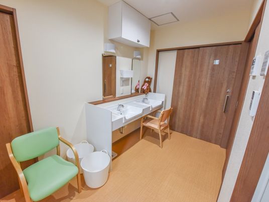 洗面所付きの清潔な居室