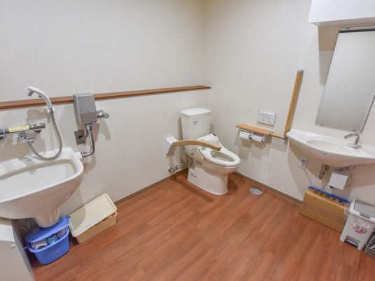バリアフリーのトイレ空間