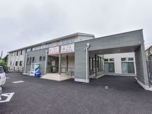 明朗な建物の外観