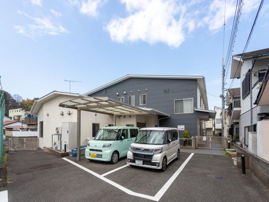 シンプルな建物の外観