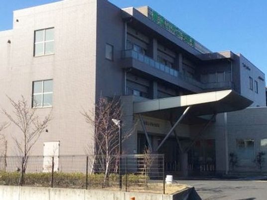 明るい外観の施設建物  