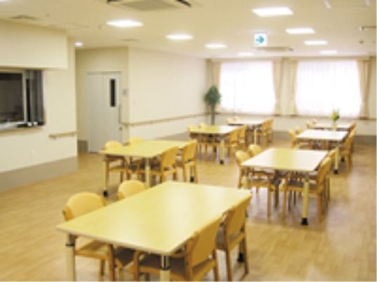 施設の写真 「はなことば 南」のダイニング。4人1つのテーブルで、団欒を囲みながら食事をすることができる。