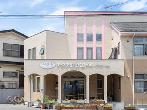 明るい外観のエントランス
