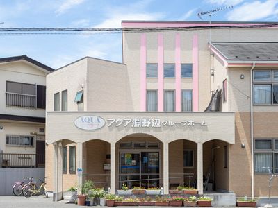 明るい外観のエントランス