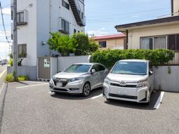 駐車スペースと建物外観