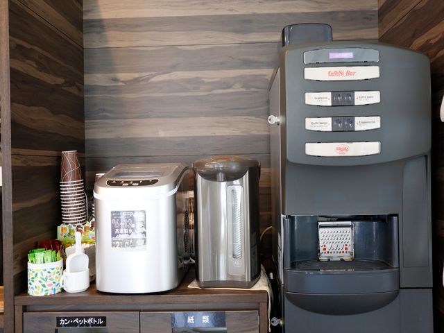 コーヒーメーカー設置の棚 ドリンクコーナー 一息つけるコーヒーコーナーです。好みのドリンクを選んで、リラックスした時間をお過ごしいただけます。