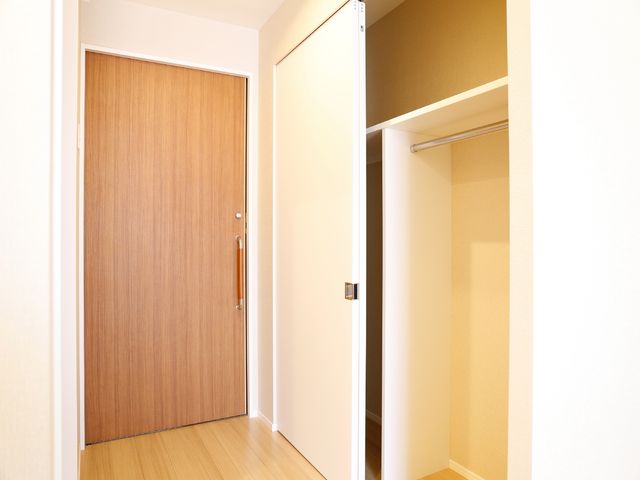 部屋のドアとクローゼット 居室のクローゼット シンプルで使いやすい居室の様子です。十分な収納スペースが確保されており、快適な生活が期待できます。