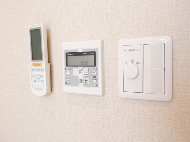 温度調節可能な室内設備 居室の設備のコントローラー 最新の温度調節機能を備えた壁面です。利用者の快適な暮らしをサポートするための、心地よい室内環境が整っています。