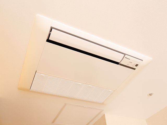 エアコンが取り付けられている天井 エアコン 快適な温度管理が行える設備が整ったスペースです。一年を通して働きやすい環境が整っています。