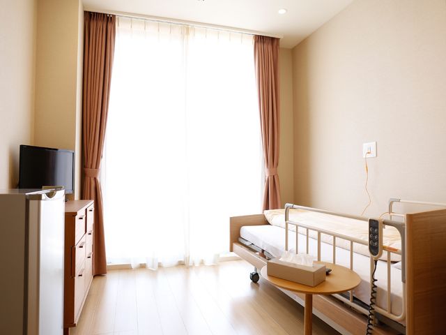 清潔で明るい居室 居室 自然光が差し込む暖かい雰囲気の居室です。快適な日常生活を支援する機能的な家具が備わっています。