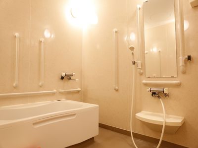 バリアフリー設計の浴室