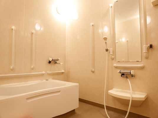 バリアフリー設計の浴室