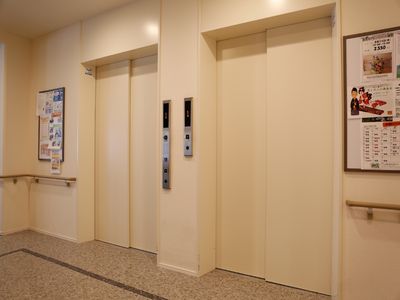 清潔なエレベーター前廊下