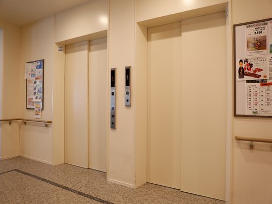 清潔なエレベーター前廊下