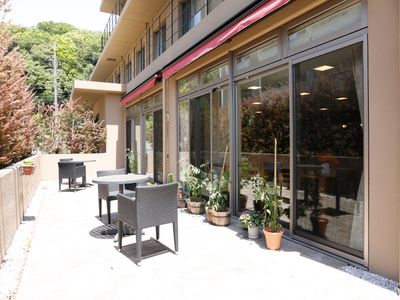 テーブルと植物のテラス