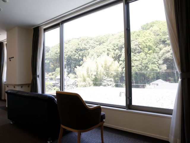 窓から自然が望める居室 くつろぎ空間 ゆったりとした椅子と窓越しの緑が心地よいこの空間は、日々の安らぎにつながります。明るく開放的な雰囲気で、日当たりも良好です。