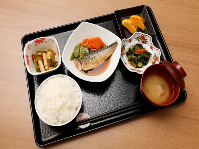 バランスの取れた食事内容 食事内容 栄養満点のバランスの良いお食事を提供しており、利用者の健康を支えます。食事の時間も楽しみの一つです。