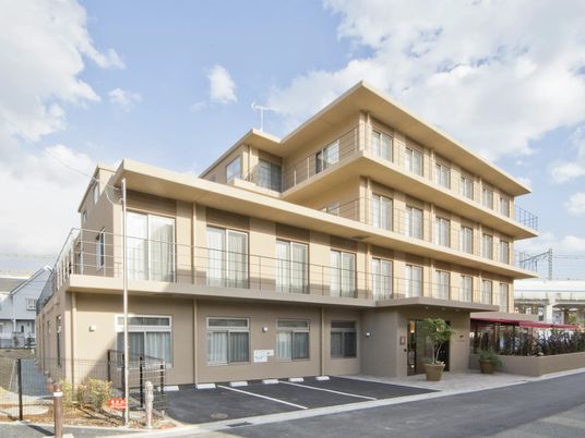 明るい外観の建物  