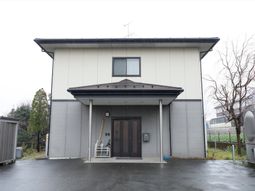 シンプルな外観の建物
