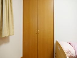 クローゼットとベッド一部