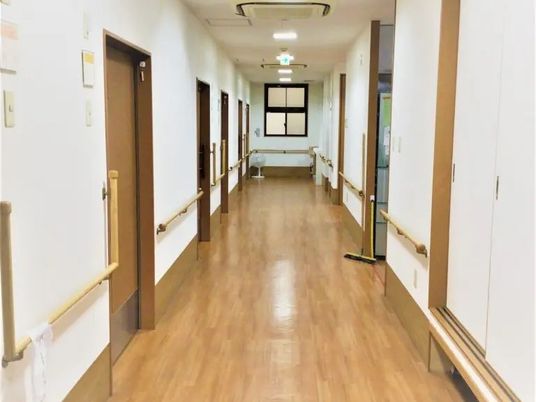 明るい廊下風景