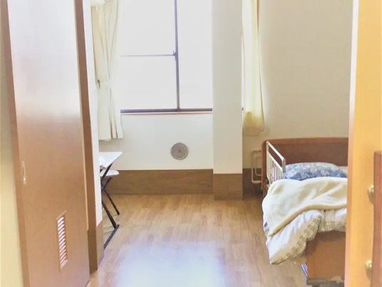 明るい個室の居室