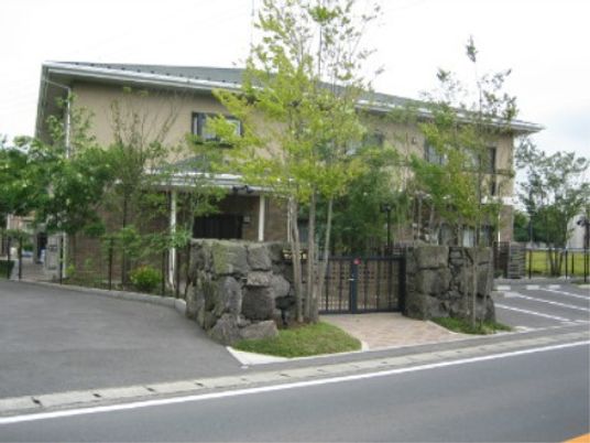 緑に囲まれた施設外観