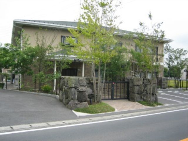 緑に囲まれた施設外観 外観 自然豊かな環境に佇む施設で、清々しい気分でお仕事しませんか。利用者の方々と共に四季の移ろいを感じられる場所です。