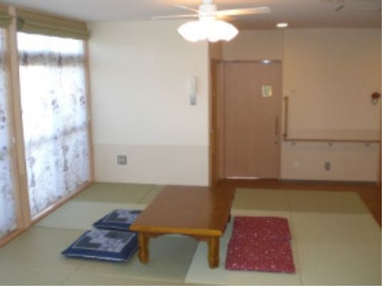 明るい和室の居室