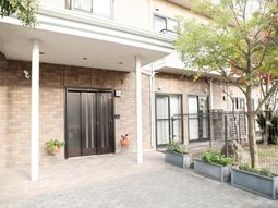 エントランスの明るい風景