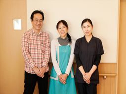 笑顔のスタッフ３人