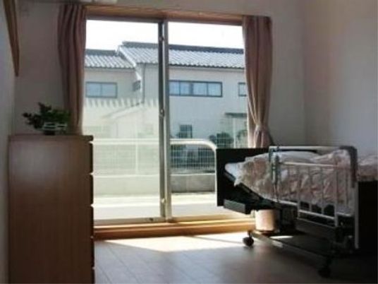 居室の窓とベッド