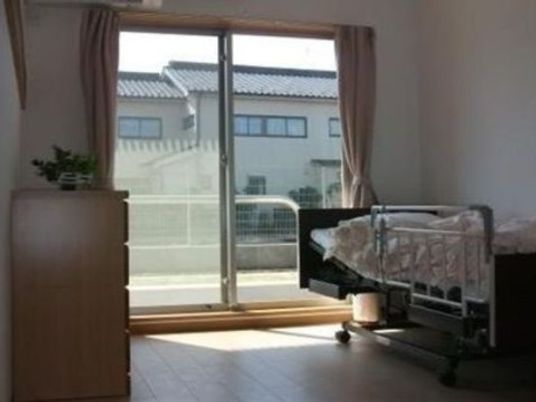 日差し入る清潔な居室