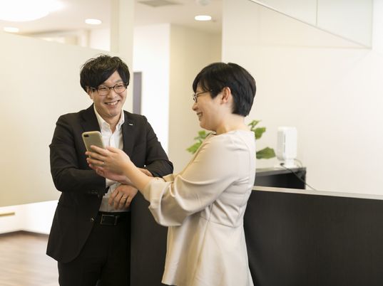 スマホを見る笑顔の男女