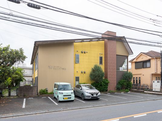 駐車場付きの建物外観