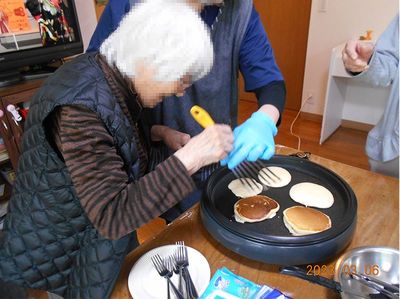 :パンケーキを作る様子