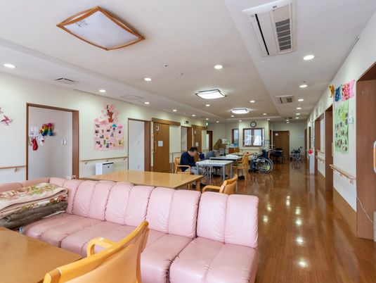 自然光が入る廊下