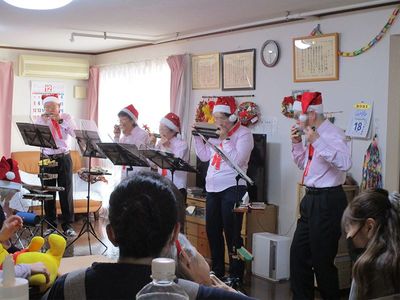 楽器を演奏する人々の様子