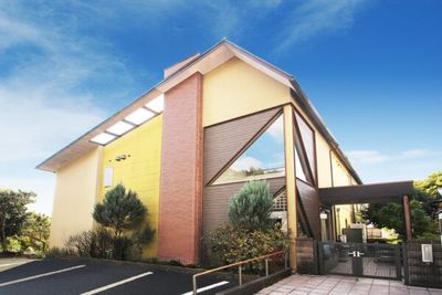 緑に囲まれた建物