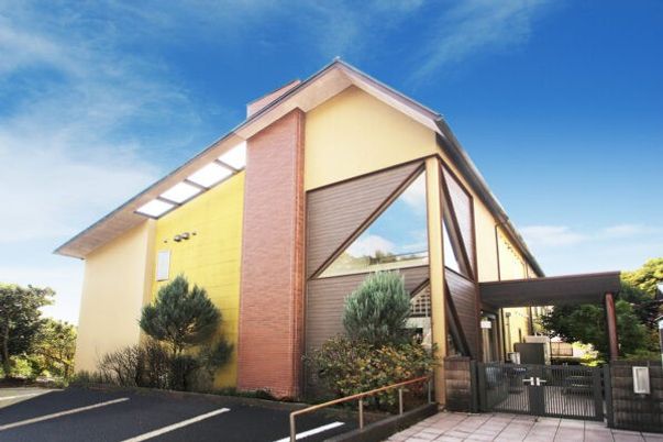 緑に囲まれた建物