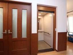 廊下と開いた扉の様子