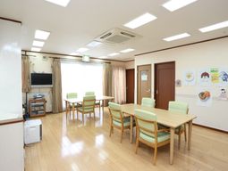 共有スペースの明るい一室