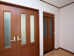 茶色の扉が並ぶ廊下