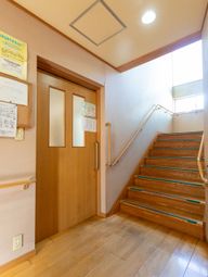 木製の階段と手すりの廊下