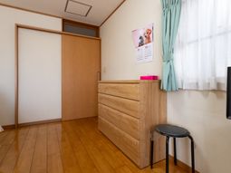 シンプルな家具の居室