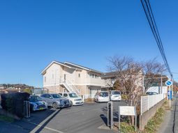 車が並ぶ建物の外観