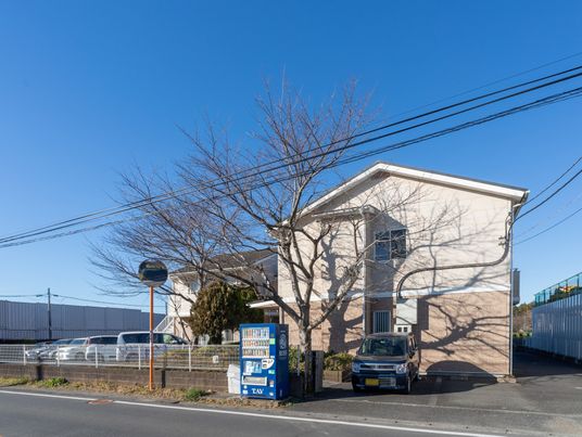 青空と建物の外観