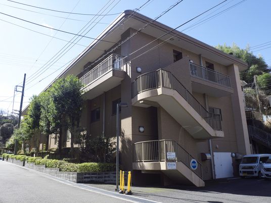 落ち着いた外観の建物